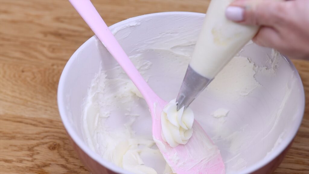 how to burp a piping bag when you refill it with buttercream frosting 15 PIping Hacks for Cake Decorating