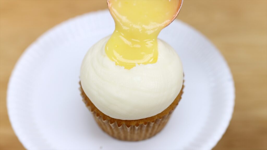 how to decorate cupcake frosting with filling ingredient