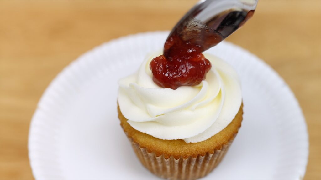 how to decorate filled cupcakes with a spoon