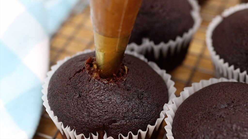 how to fill a cupcake with piping bag with 6 easy fillings