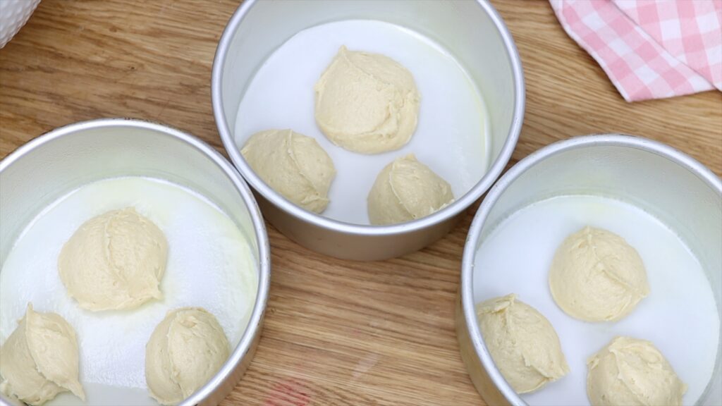 how to fill cake pans evenly with an ice cream scoop secret tool