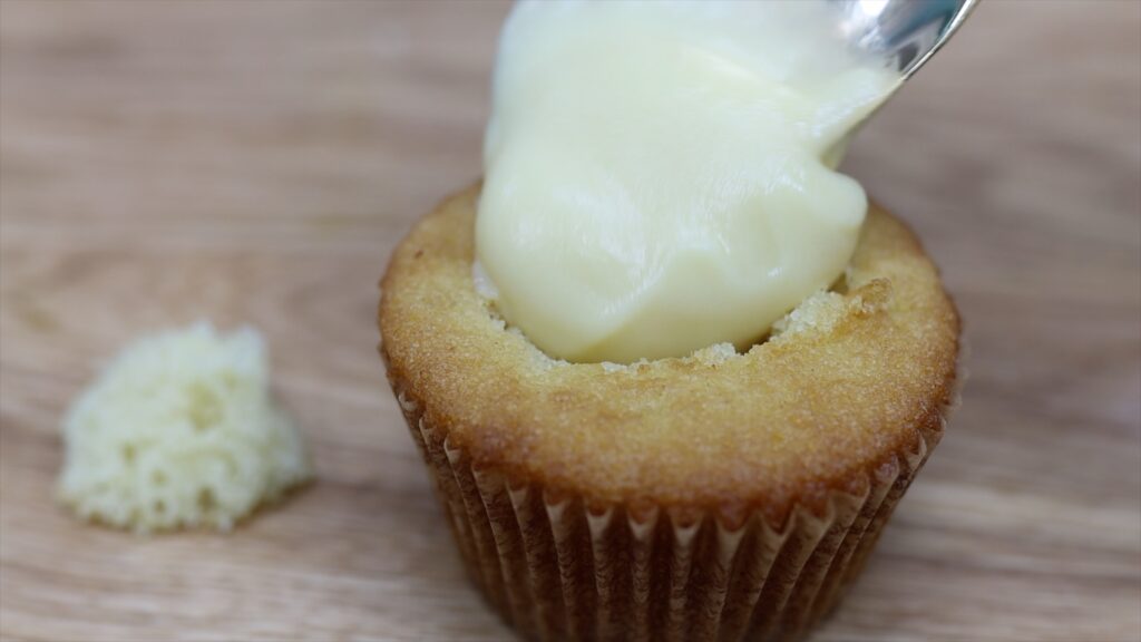 how to fill cupcakes with a spoon with 6 easy fillings