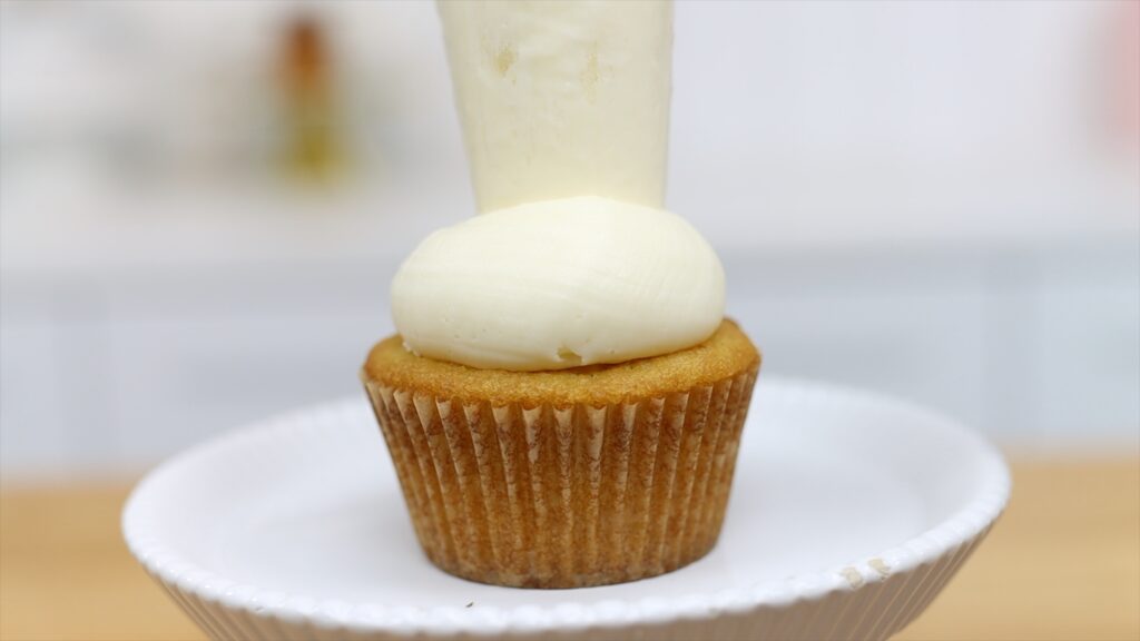 how to frost cupcakes without a piping tip