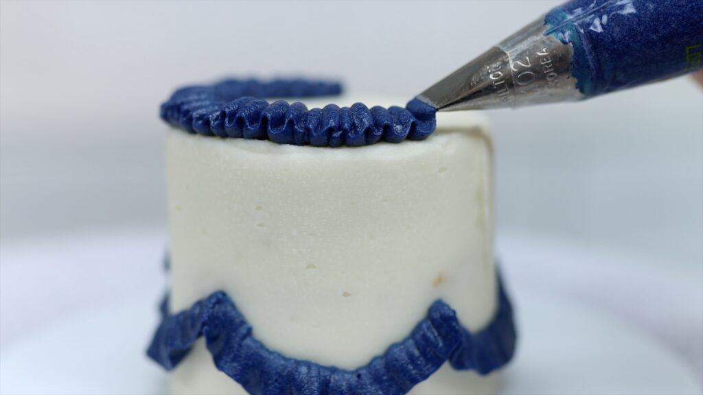 how to make a vintage piped cake Red White Blue Cakes