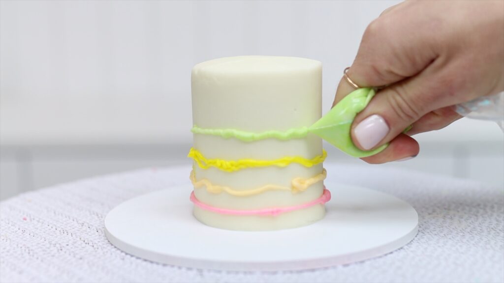 how to pipe onto cakes with ziplock bags 15 PIping Hacks for Cake Decorating