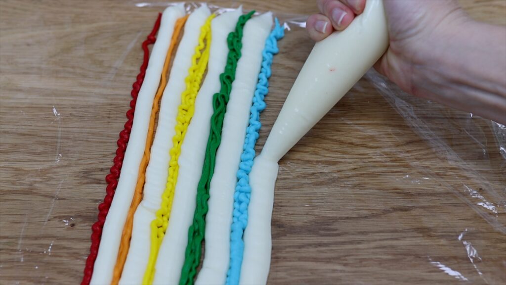 how to pipe rainbow colours using saran wrap cling film 15 PIping Hacks for Cake Decorating