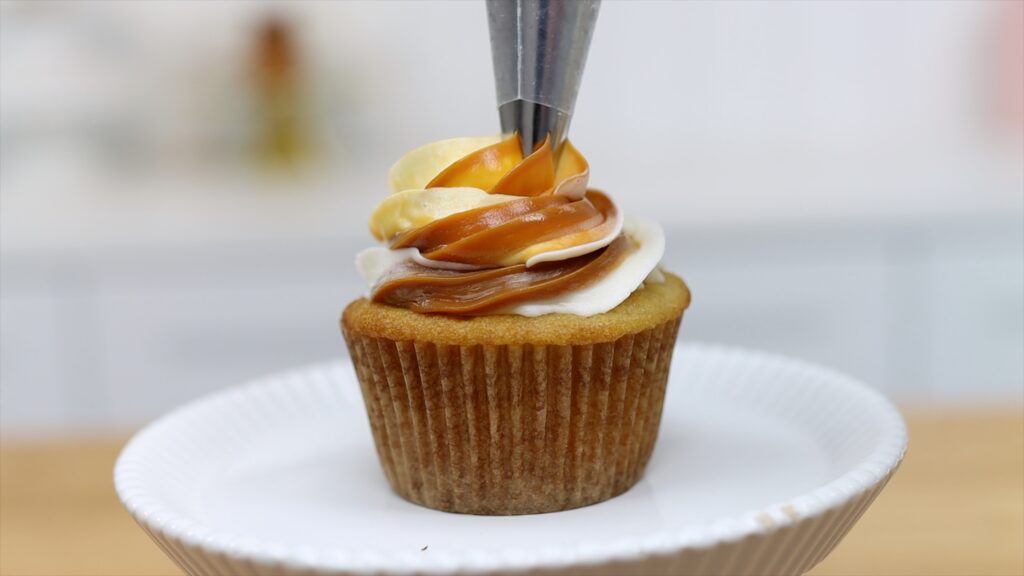 how to pipe two tone frosting onto cupcakes