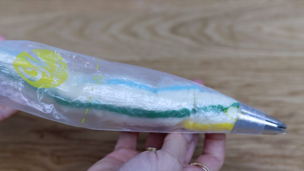 how to pipe with rainbow frosting 15 PIping Hacks for Cake Decorating