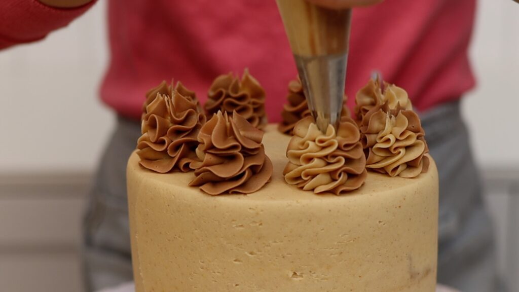 piping two tone swirls on cakes 15 PIping Hacks for Cake Decorating