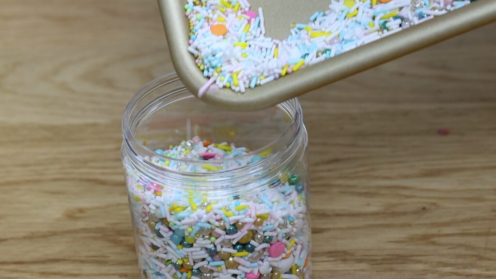 use baking tray with sprinkles for cake decorating secret tool