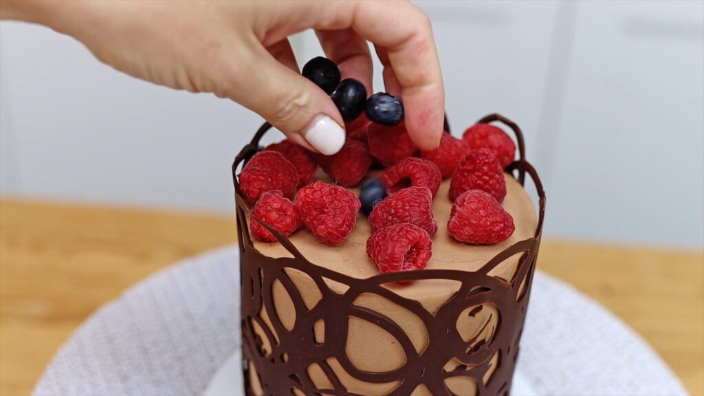 How to decorate a Chocolate Collar Cake