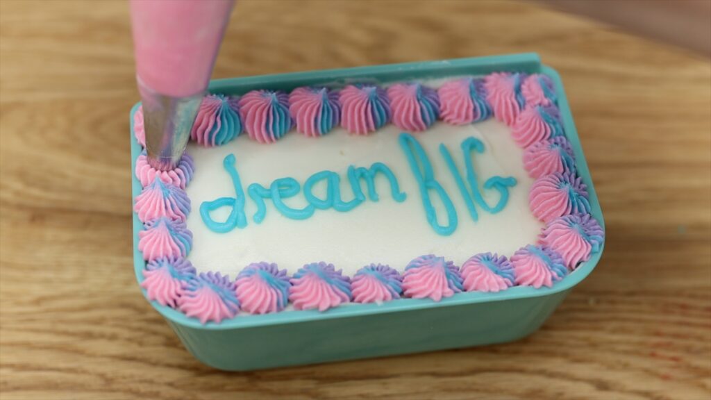 how to decorate a lunchbox cake in a tupperware