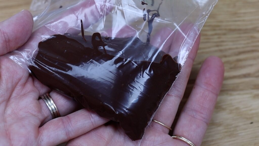 how to drizzle melted chocolate from a sandiwch bag for a chocolate collar cake