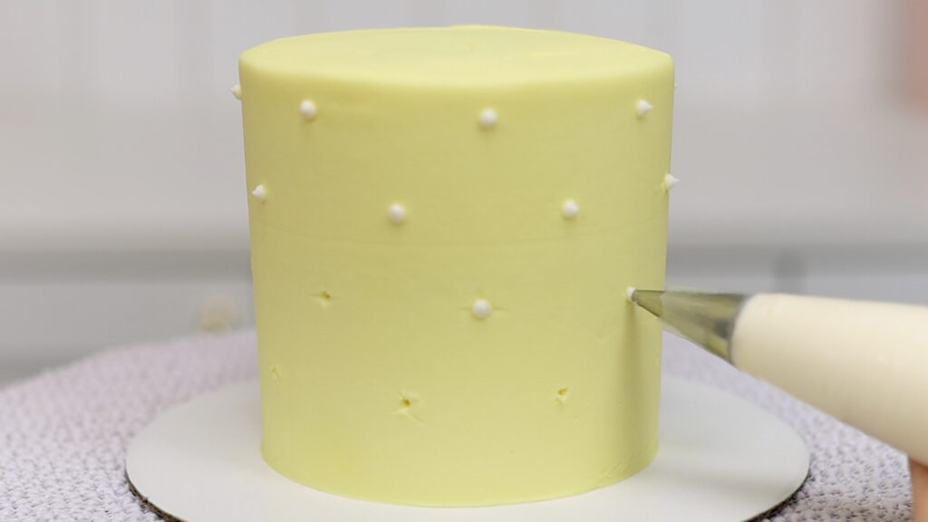 how to pipe a dotted pattern on a cake