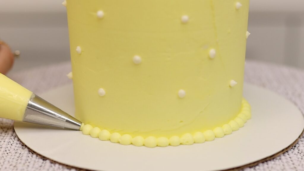 how to pipe borders on cakes