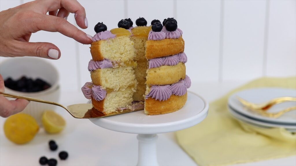 how to slice a naked cake