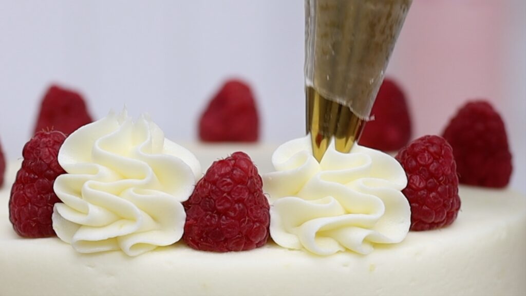 how to space frosting swirls evenly around a cake