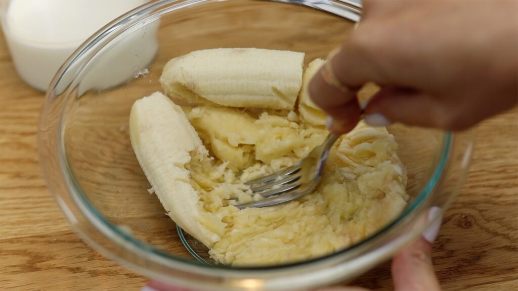 mash bananas for banana cake