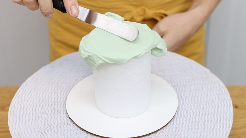 practice techniques on a cake dummy