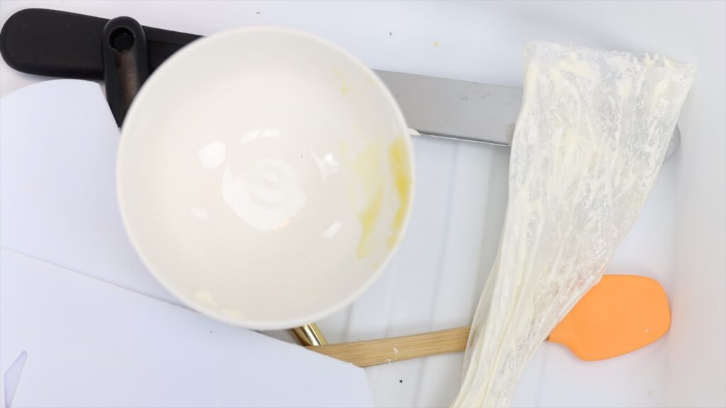 use a bucket or bin for dirty tools whiel you're cake decorating to keep your workspace clear