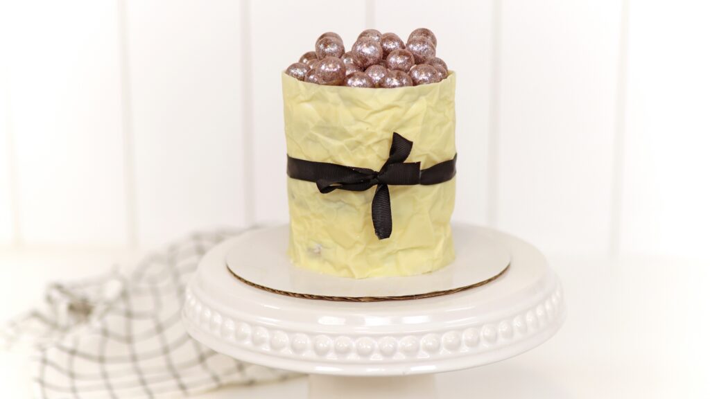 white chocolate collar cake