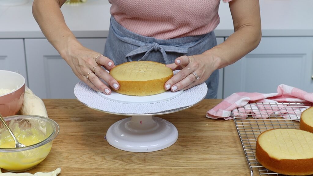 how to assemble a lemon and raspberry cake