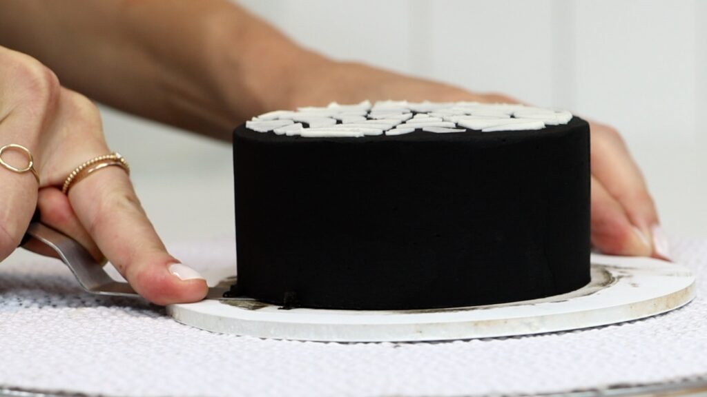 how to move a cake from a board to a stand