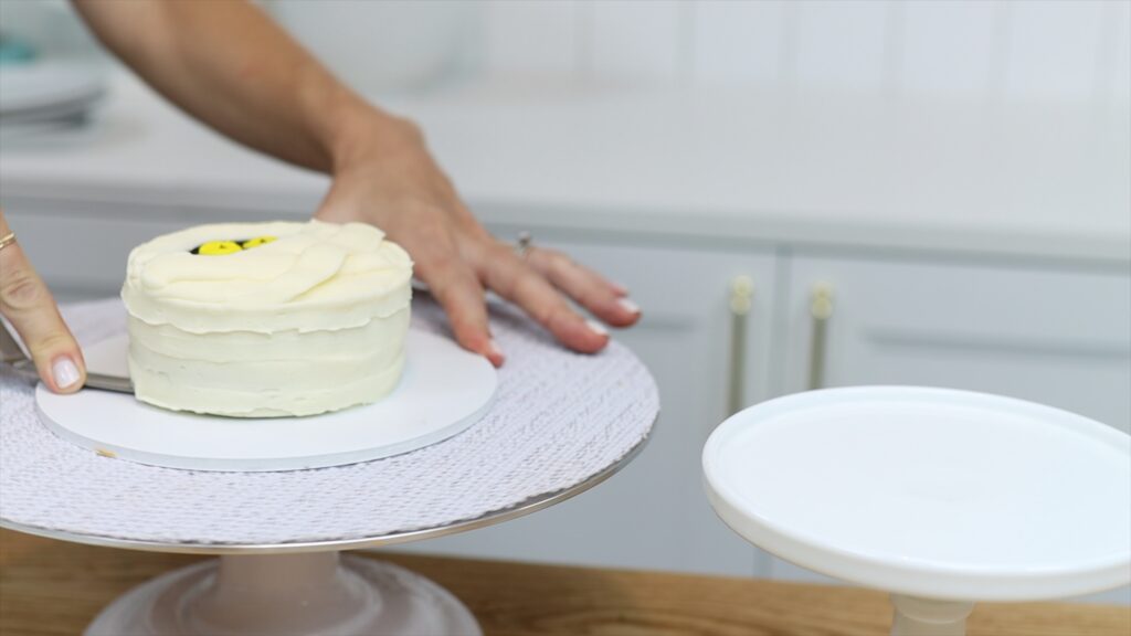 how to transfer a cake from a board to a cake stand