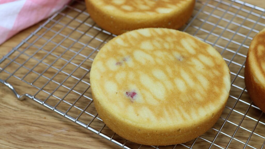 lemon and raspberry cake layers