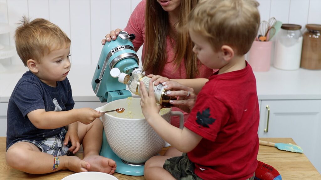 toddlers baking cakes