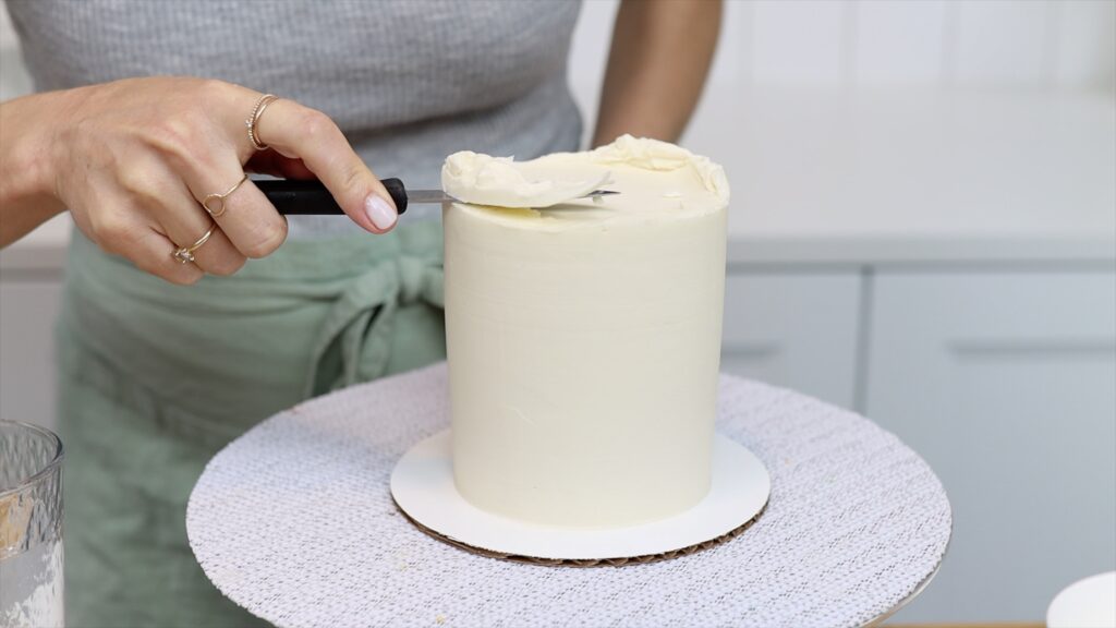 how to get sharp edges on cake frosting with a knife