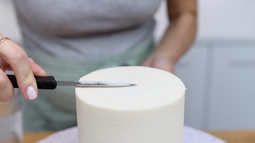 how to get sharp edges with a knife to make frosting on cakes look professional