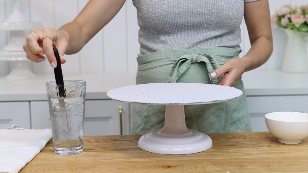 use a knife in hot water to get sharp edges and sharp corners on cakes