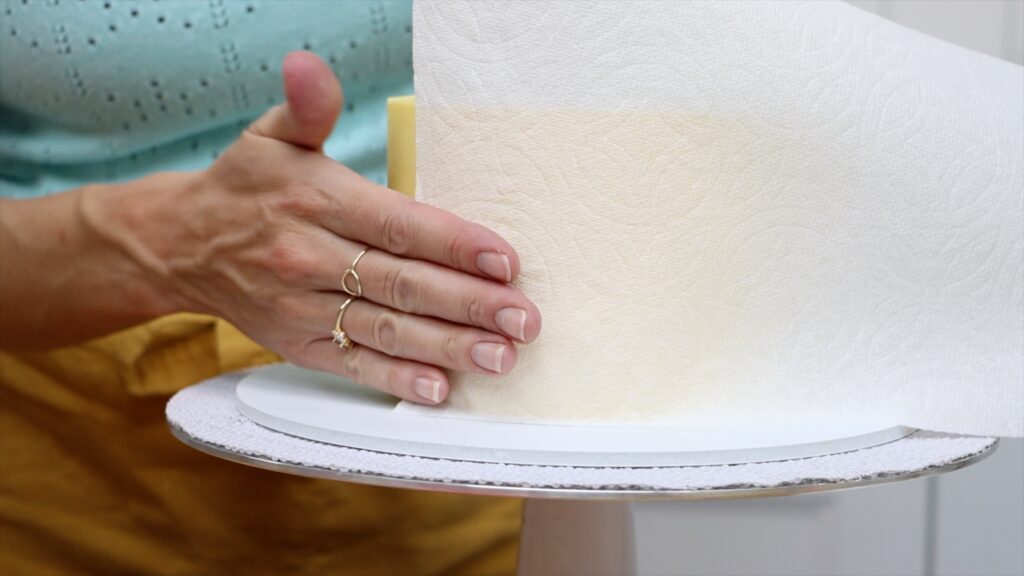 how to remove condensation on cakes with a paper towel