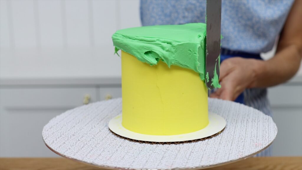 how to carve a buttercream cake