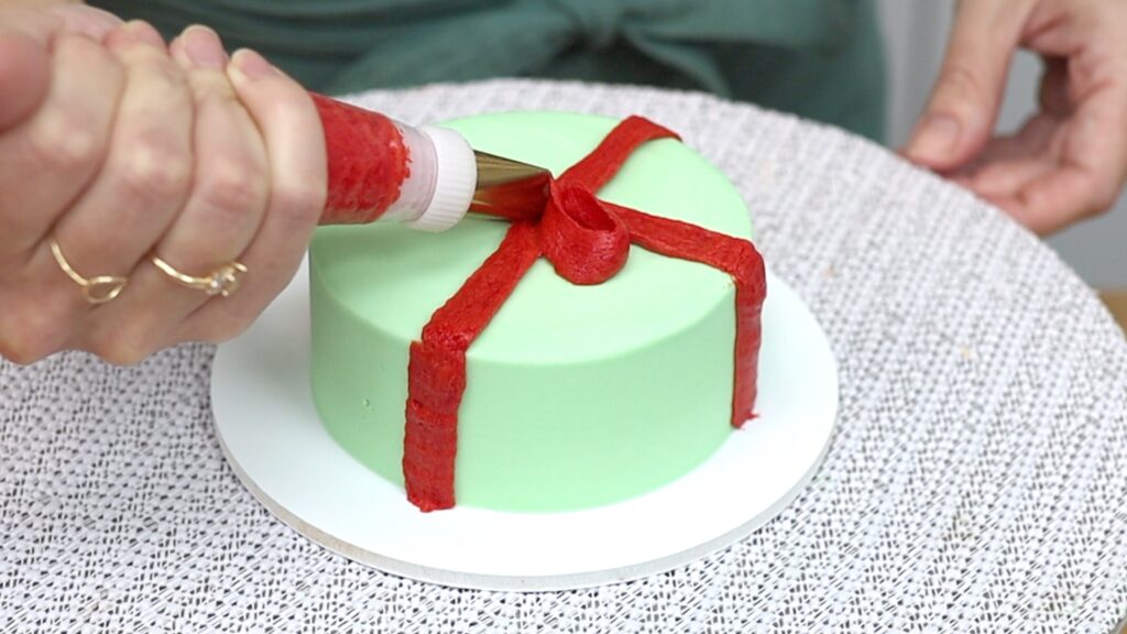 how to pipe a box on a gift box cake