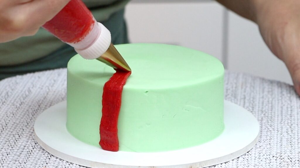 how to pipe a frosting ribbon bow onto a cake