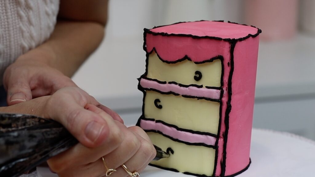 how to pipe details onto a comic cartoon cake