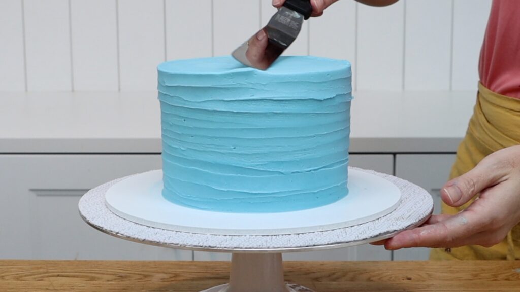 how to get sharp edges on a cake with textured frosting