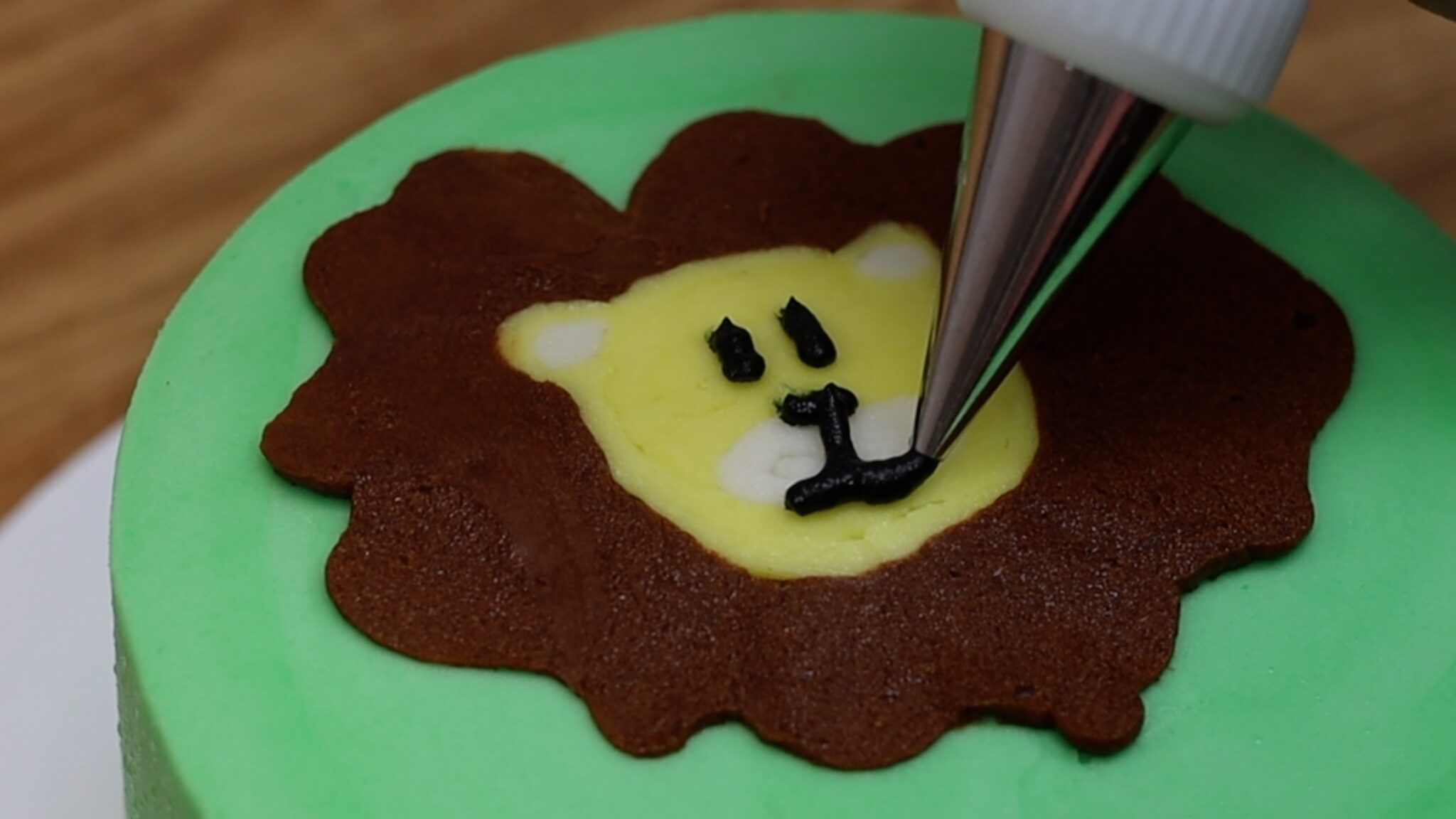 5 Buttercream Techniques that are BETTER than Fondant! British Girl Bakes