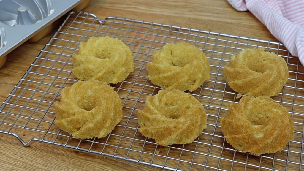 How to bake Vanilla Mini Bundt Cakes