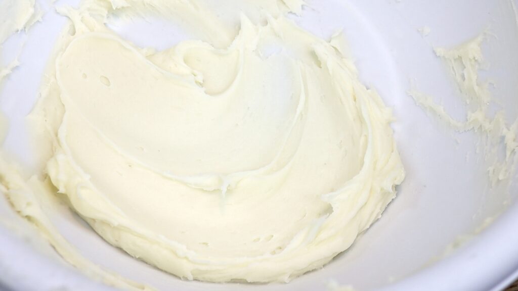 best buttercream consistency for piping writing on cakes