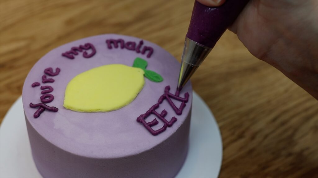 centering writing on cakes