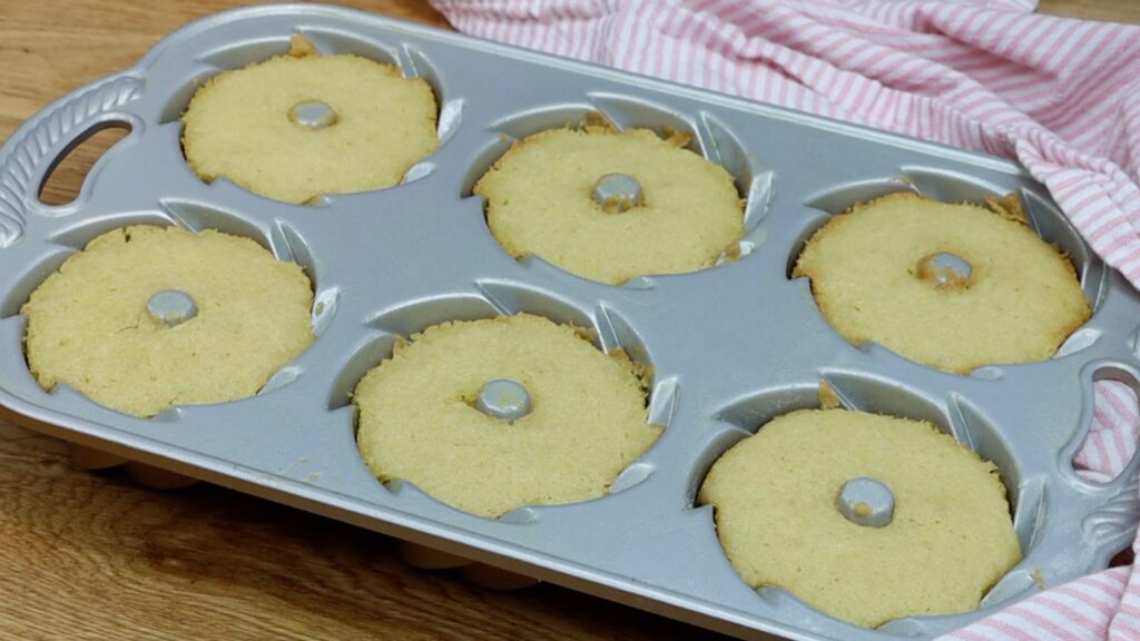 how to bake Mini Bundt Cakes