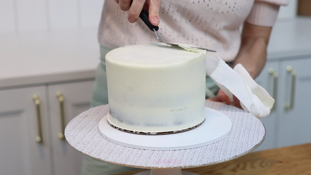 how to get sharp angles around the top of a cake