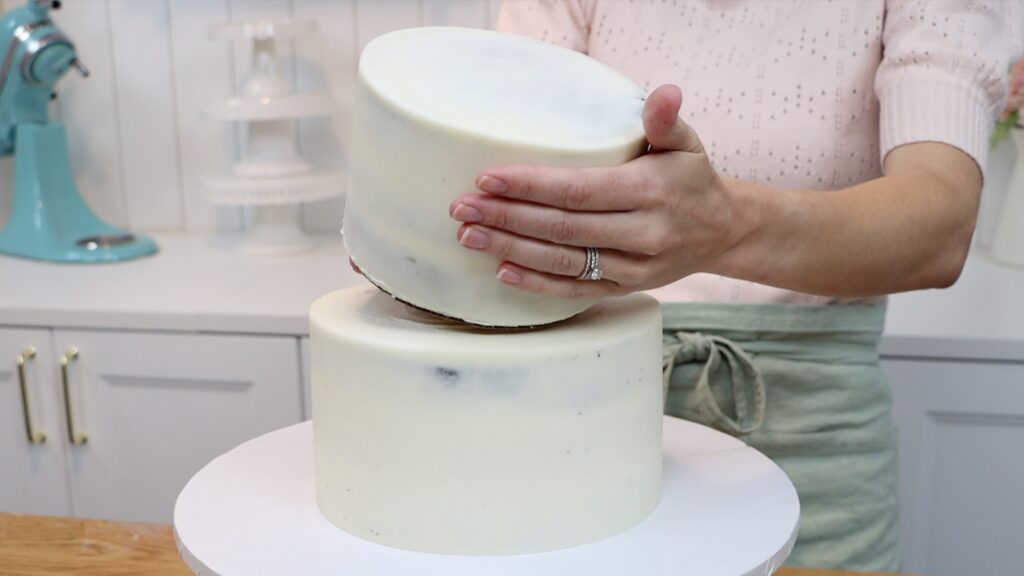 how to stack a buttercream tier cake