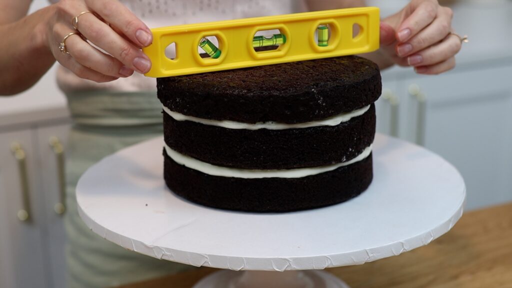 how to use a spirit level to make sure cake is straight and flat