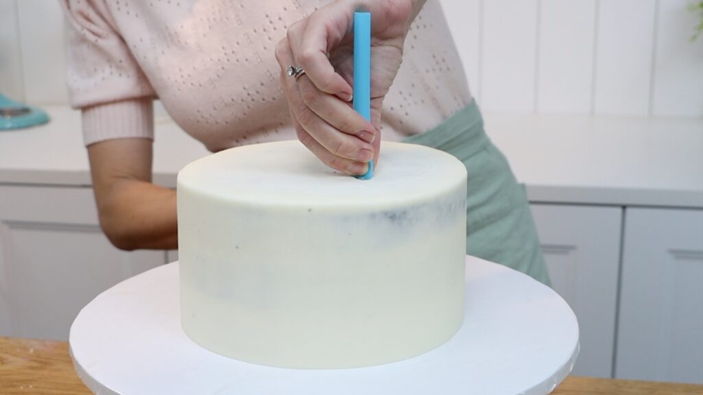 how to use boba straws as support for tier cakes