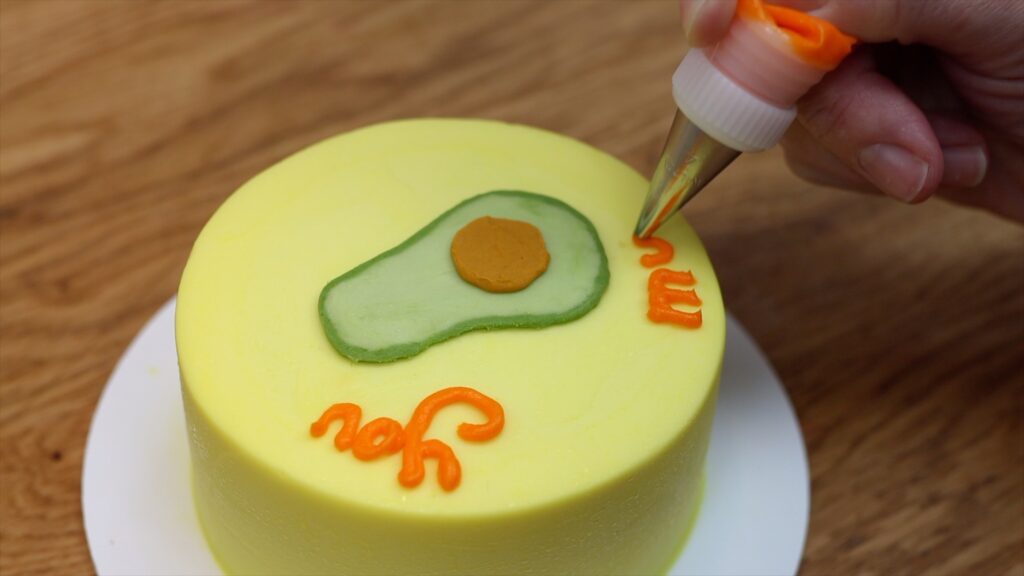 how to write neatly on cakes