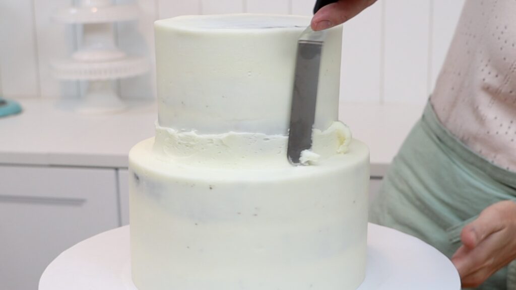 use buttercream to cover join between tiers of cake